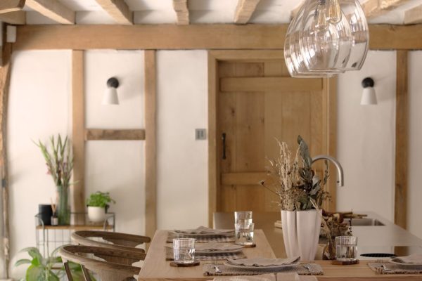 03 Dining Table with 3 lamps