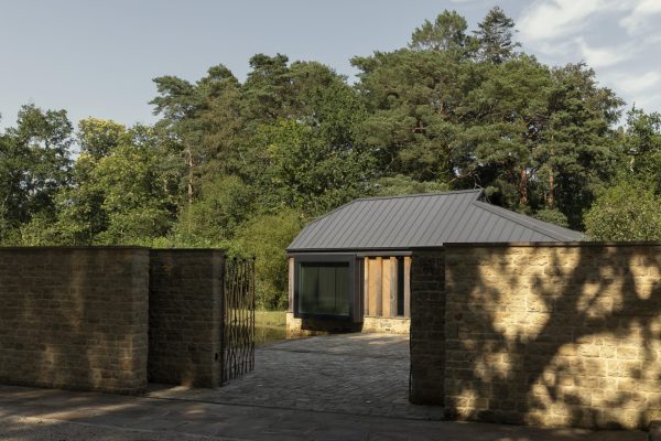 03 Contemp New Build Entrance Gate